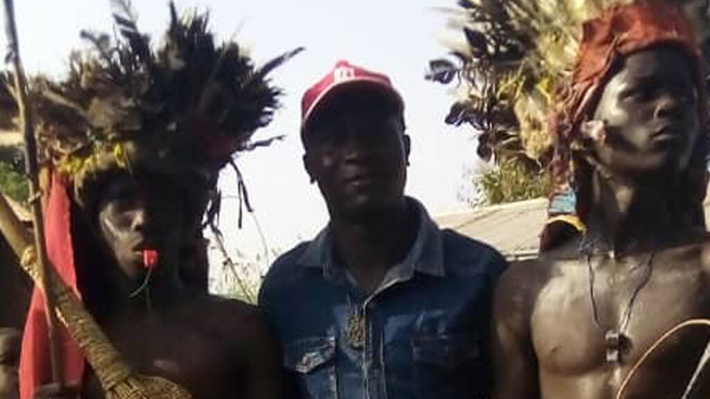 Taoffic Tassou, président du Club RFI Ouaké, avec de jeunes initiés.