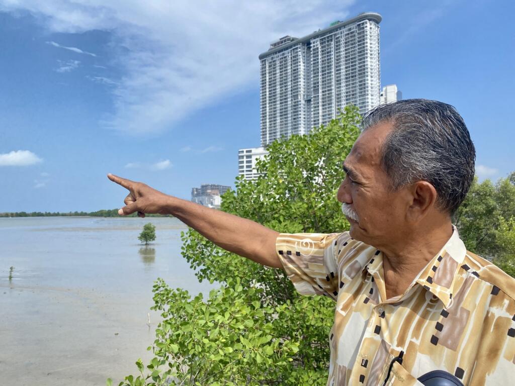 Martin Theseira devant les îles artificielles du port de Malacca.