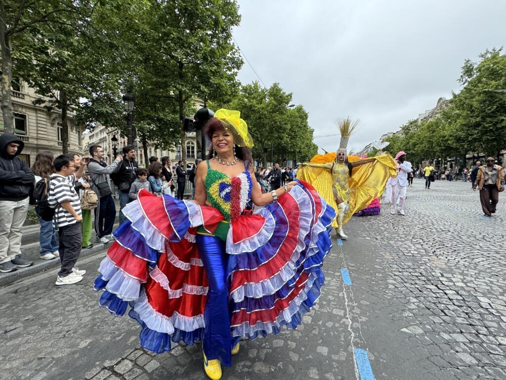 O desfile do Carnaval Tropical de Paris 2025 trouxe a temática Amazônias na celebração do ano da Temporada Brasil-França. Na foto, a participante brasileira Joana D'arc, do Brasis, um dos primeiros grupos carnavalescos a desfilar na avenida Champs-Elysées.
