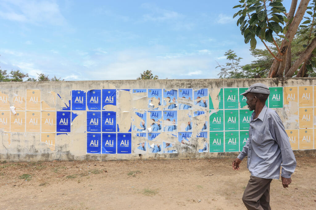 Un homme passe devant des affiches de campagne déchirées du président gabonais déchu Ali Bongo Ondimba et de son parti politique, le Parti démocratique gabonais (PDG), à Libreville, le 7 septembre 2023.