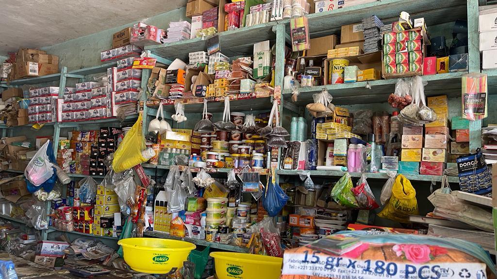 Dans une boutique du marché de Saint-Maur des Fossés à Ziguinchor au Sénégal où les prix ont augmenté en ce mois d'avril 2022.