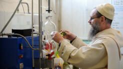 Tu sĩ Jean-Jacques, một trong hai tu sĩ biết bí mật tinh chế rượu Chartreuse, kiểm tra việc sản xuất rượu Chartreuse, ngày 25/11/2011, tại Voiron, tỉnh Issère, vùng Auvergne-Rhône-Alpes, Pháp.