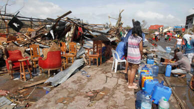 Des survivants du cyclone Haiyan, à Tacloban, aux Philippines, en 2013.