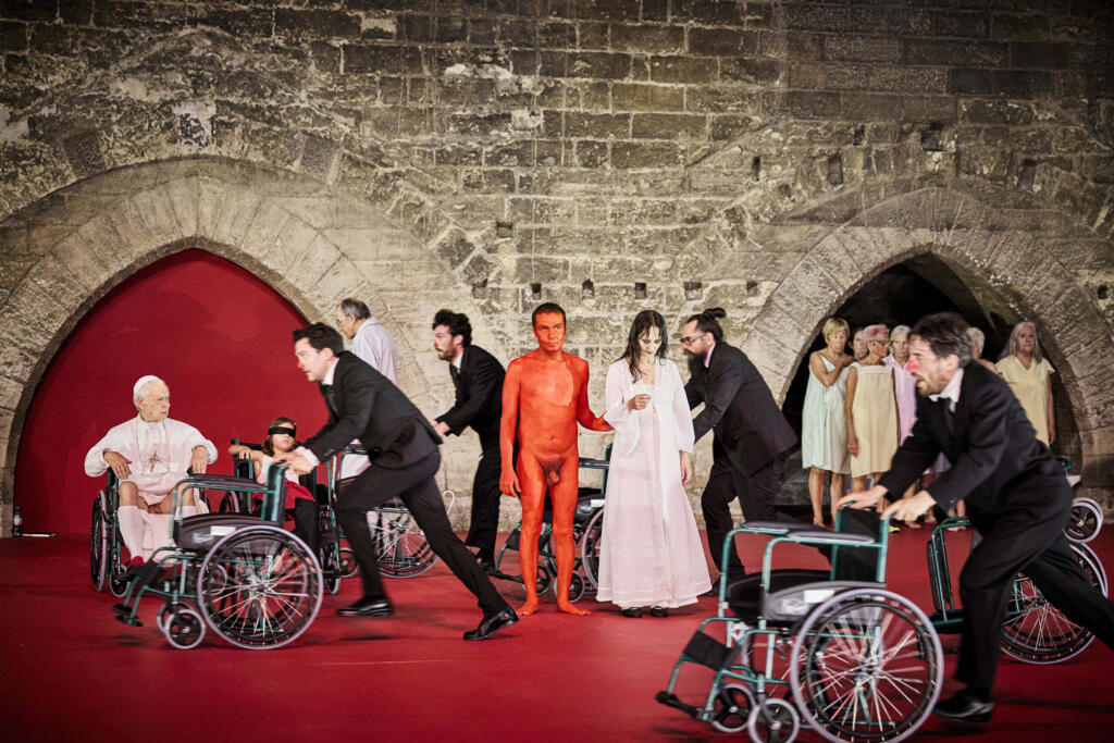 Cercada pelos atores e atrizes do Dramaten - o Teatro Dramático Real da Suécia - e pelos colaboradores de sua companhia, a performer espanhola Angélica Lidell convida a plateia a contemplar suas "fantasias enterradas e seus terrores não ditos" na peça "Dämon", no Festival de Avignon 2024.